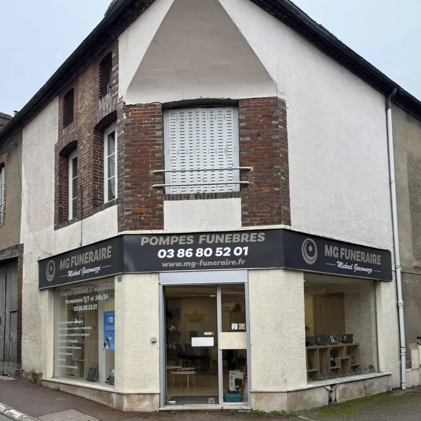 Facade d'angle du bâtiment de l’agence de pompes funèbres MG Funéraire.